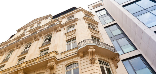 Vue en contre plongée d'un bâtiment parisien